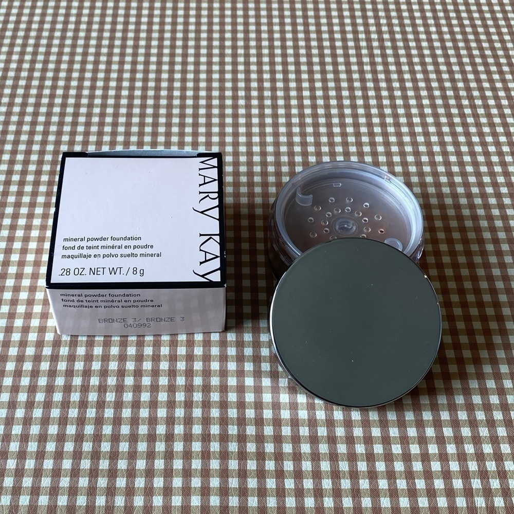 MARY KAY MINERAL POWDER FOUNDATION.NWT
DISCONTINUED. NEW.‎ BRONZE 3